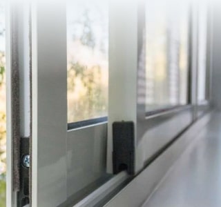 Как установить раздвижные окна на балконе? - фото