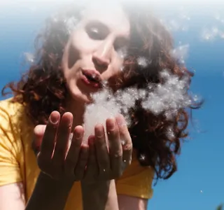 Как избавиться  от весеннего нашествия тополиного пуха - фото