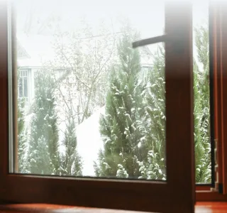 Монтаж окон и остекление балконов в зимний период - фото