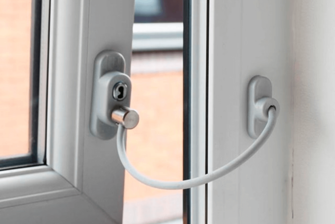 Как установить детский замок на окна? Фото 3